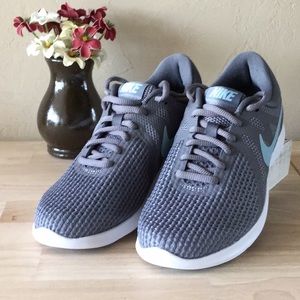 Nike Women’s Revolution 4   NWOT
